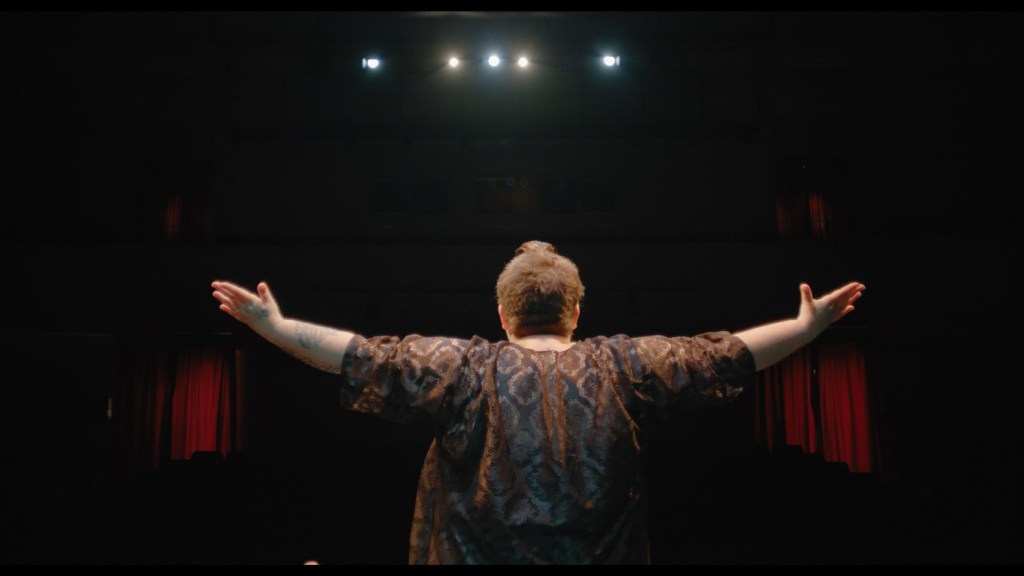 Programa 05×13 – El teatro que transforma y empodera a mujeres sin hogar: entrevistamos a Carmen Tamayo Leo, directora del documental y del proyecto ‘Mujereando’